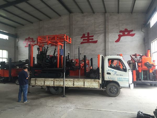 8 礦探設(shè)備裝車.jpg 8 礦探設(shè)備裝車.jpg