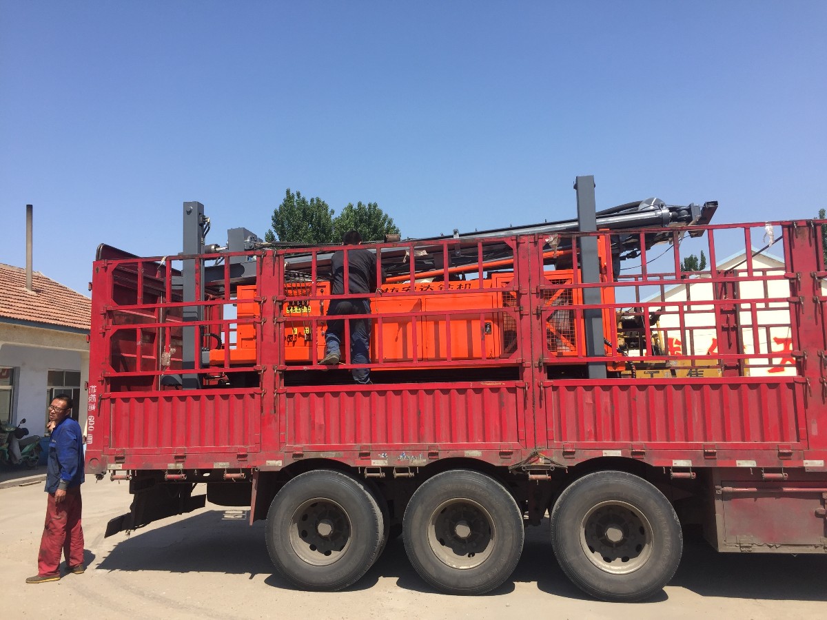 Z-WC500全液壓履帶氣動(dòng)鉆機(jī) (25).JPG