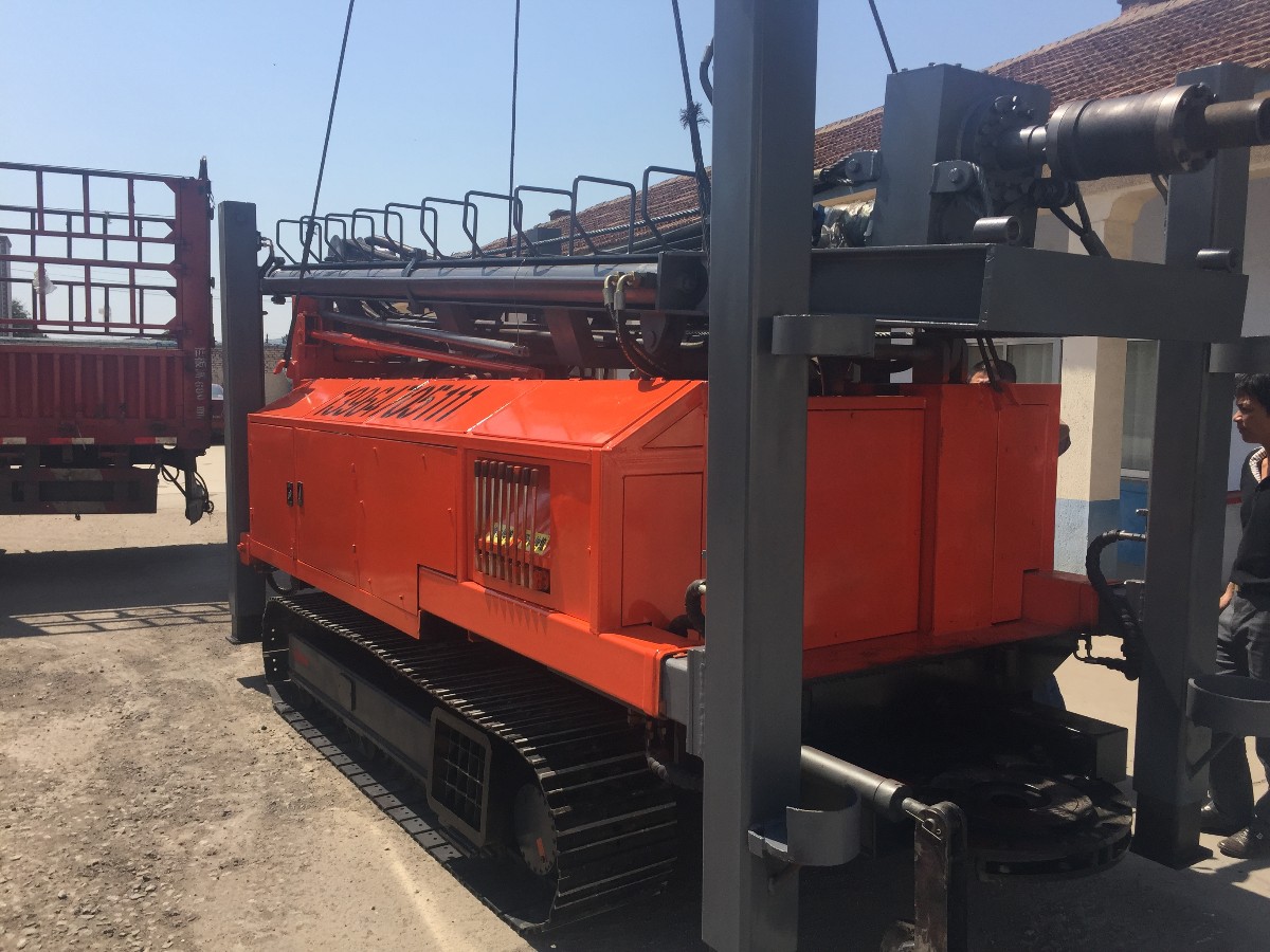 Z-WC500全液壓履帶氣動(dòng)鉆機(jī) (18).JPG