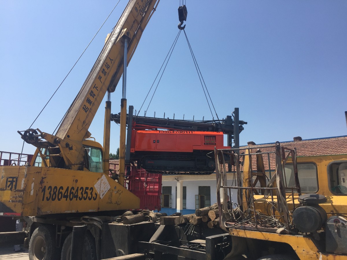 Z-WC500全液壓履帶氣動(dòng)鉆機(jī) (17).JPG